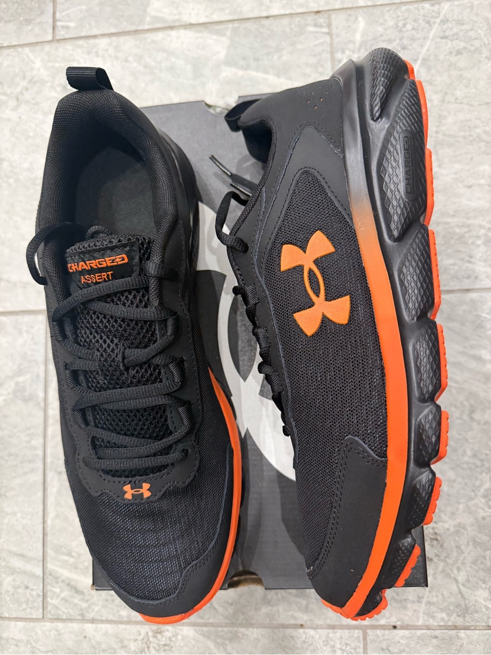 New mens Sz 12 Under Armour Black & Orange Charged Assert shoes